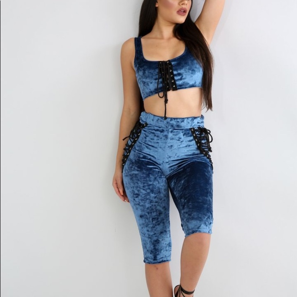 🚨Medium Left🚨Velvet Capri Set - Picture 4 of 7